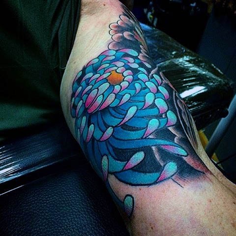 男性手臂彩色大菊花纹身图案