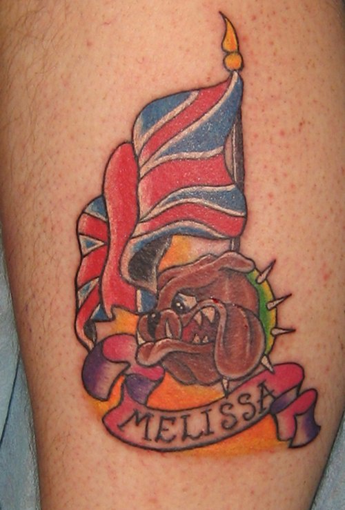 腿部彩色斗牛犬和英国国旗纹身