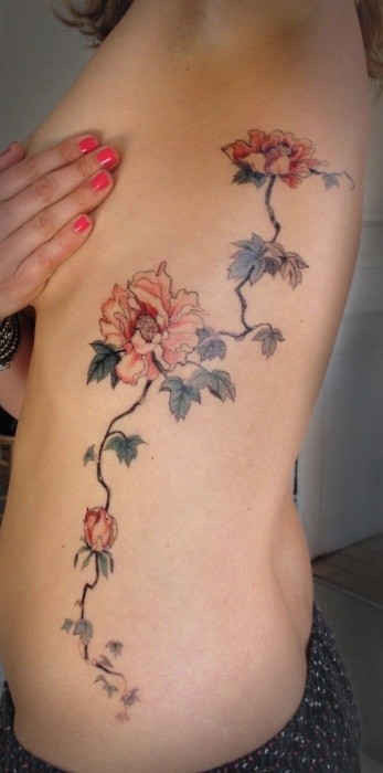 女生侧肋精致的花朵纹身图案