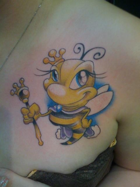 可爱的卡通女王蜜蜂纹身图案