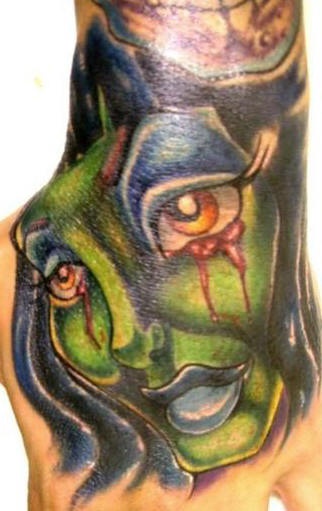 手背绿色的流血怪物女孩纹身图案