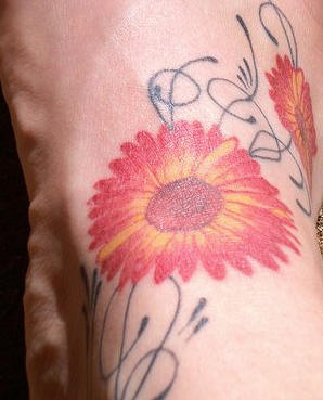 脚部好看的彩色菊花纹身图案