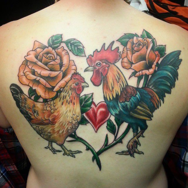 背部彩色公鸡与玫瑰花爱心纹身图片