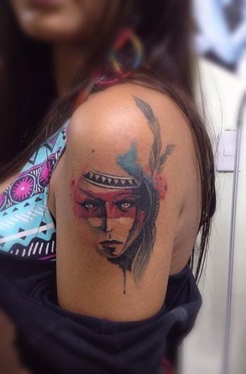 女生臂部水彩风格彩色印度女人与羽毛纹身图案