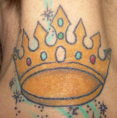 简约的金色皇冠纹身图案