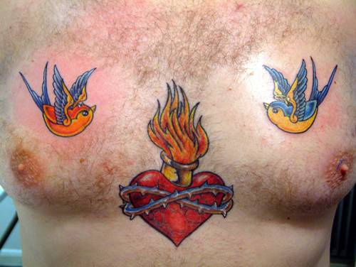胸部彩色燃烧的心和麻雀纹身图案