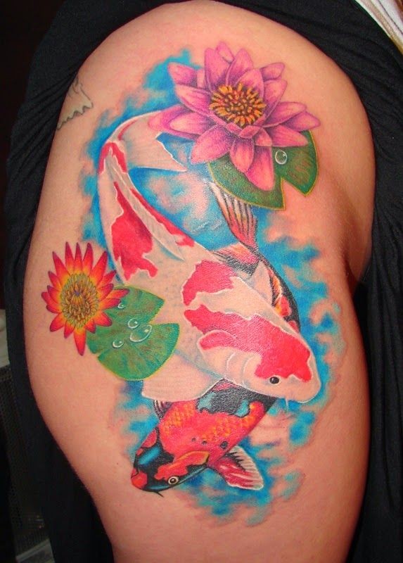 五颜六色的锦鲤鱼游在池塘纹身图案