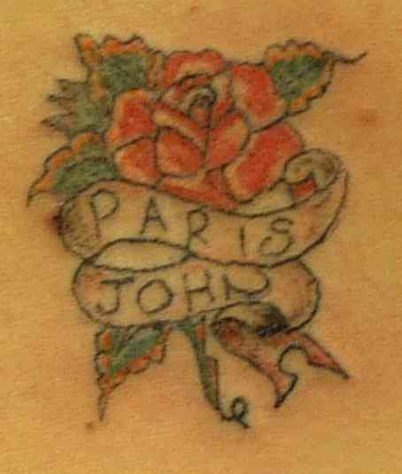 背部彩色花朵与英文纹身图案