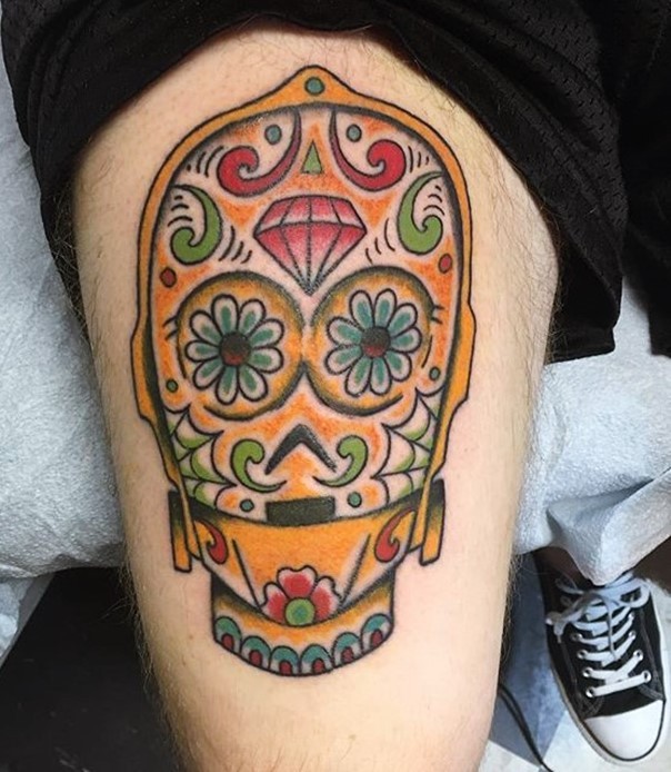 腿部彩色墨西哥风格糖骷髅纹身图案