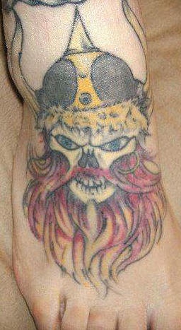 脚背彩色的海盗骷髅纹身图案