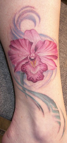 女性腿部彩色粉红兰花纹身图案
