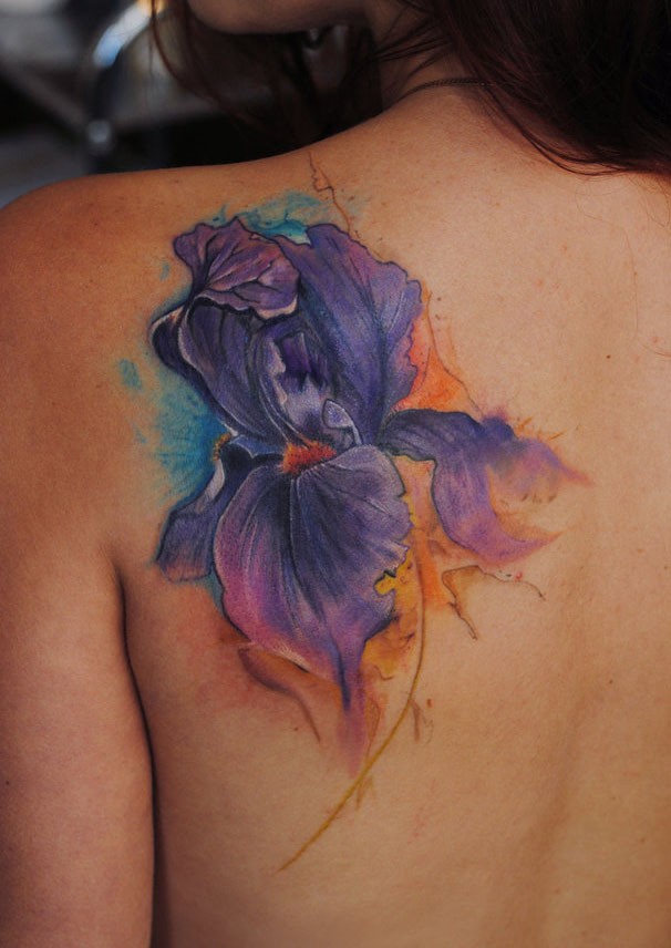 女性后背水彩色花朵纹身图案