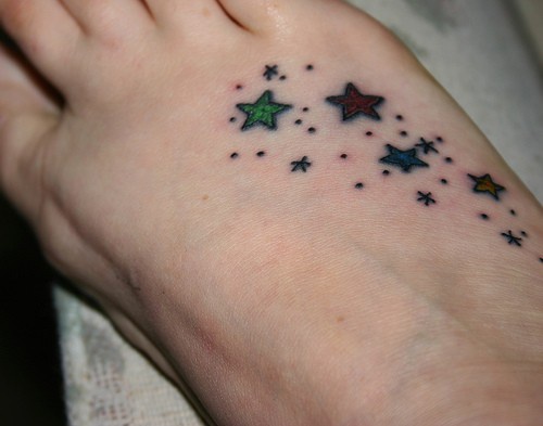 脚背彩色五角星与圆点纹身图案