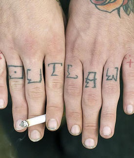 手指个性英文字母纹身图案