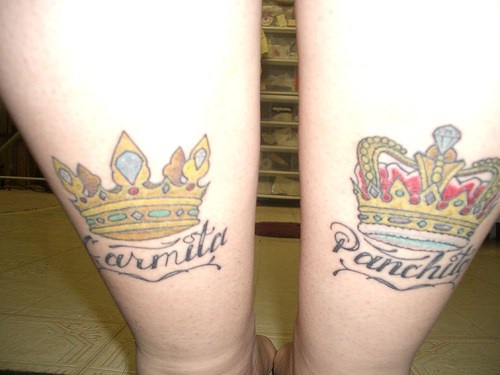 腿部两个不同的皇冠纹身图案