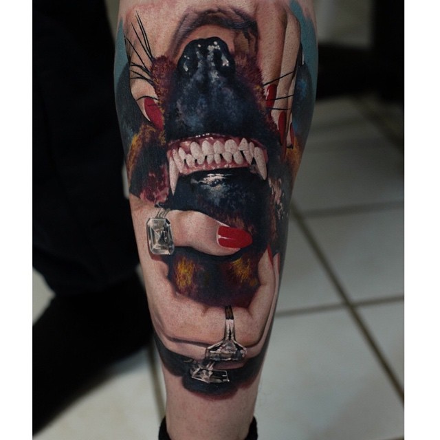 小腿写实逼真的狗狗牙齿和人手纹身图案