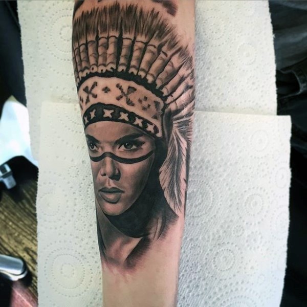 手臂逼真的愤怒印度女人肖像纹身图案