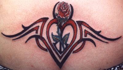 腹部彩色部落标志爱心纹身图案