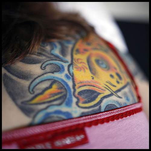 腰部彩色锦鲤鱼的头部纹身图案