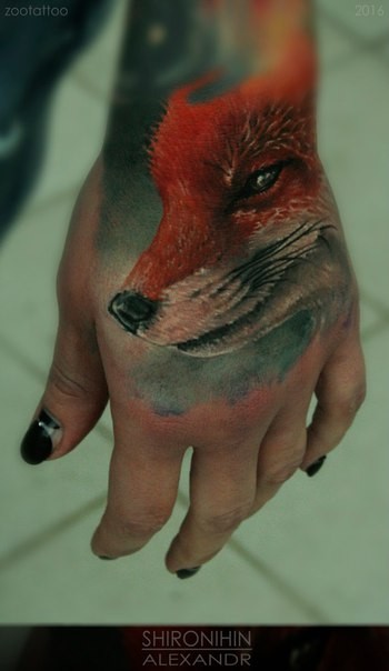 手背现实主义风格逼真的微笑狐狸纹身