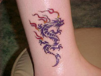 腿部紫色部落风龙和火焰纹身图案