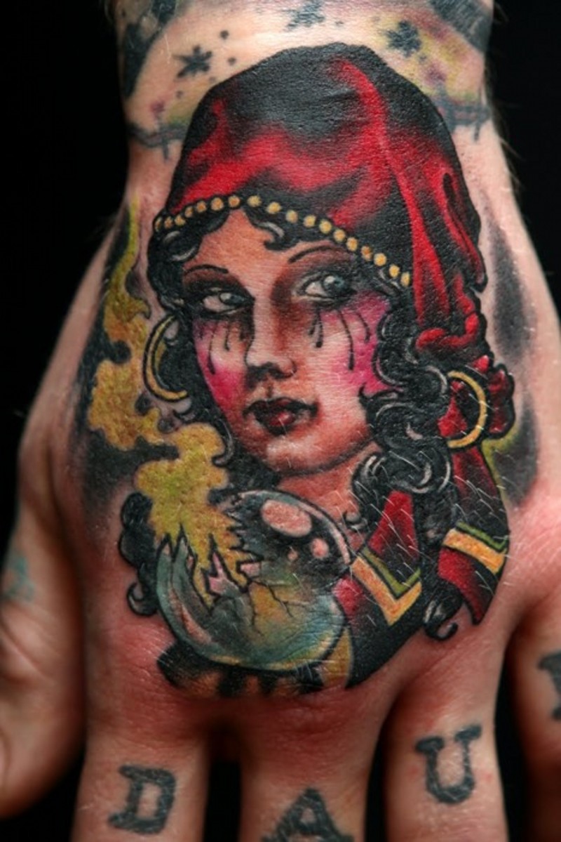 手背彩色哭泣的吉普赛女郎纹身图案