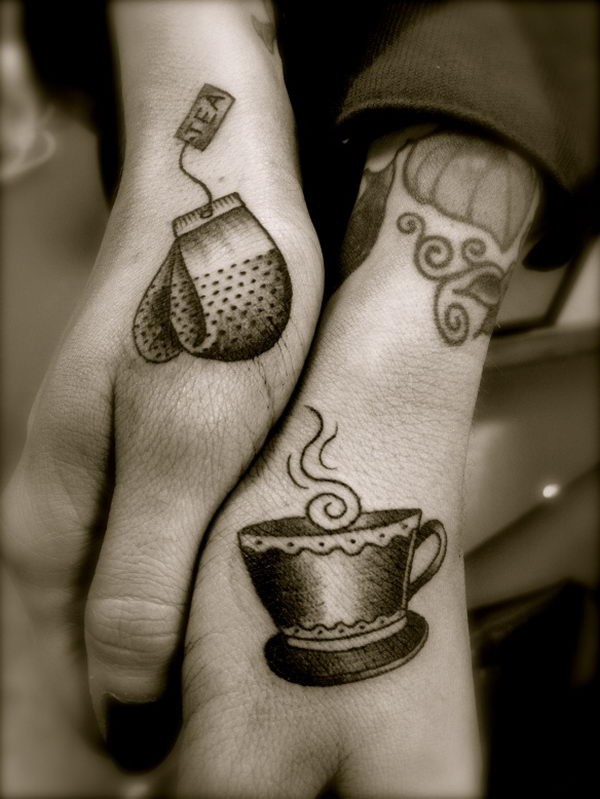 手部灰色一杯茶与手套纹身图案