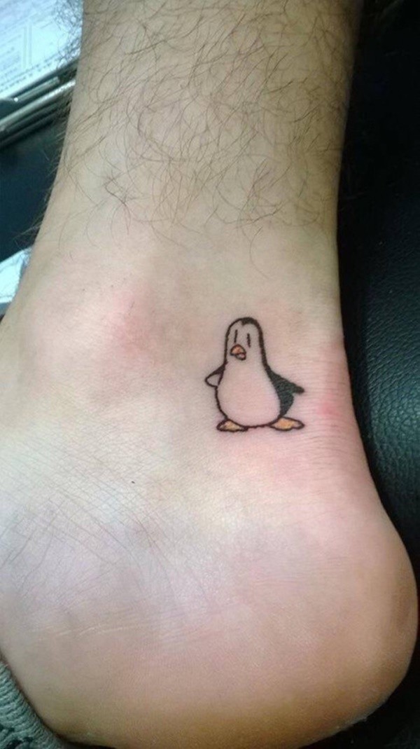 男士脚踝一只卡通小企鹅纹身图案