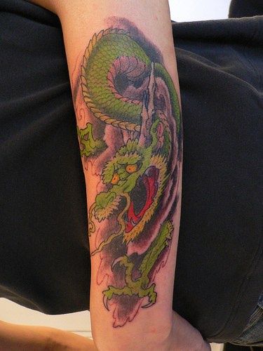 绿色日式龙纹身图案
