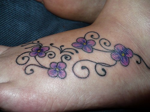 女孩子脚背彩色花朵纹身图案