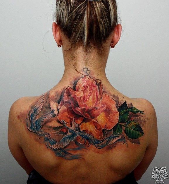 女生背部彩色玫瑰与鸽子纹身图案