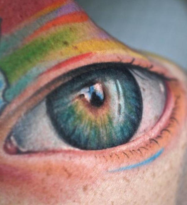 写实眼睛与彩虹色纹身图案