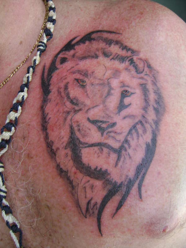 肩部黑色狮子头图腾纹身图案