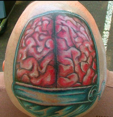 男性头部恐怖的脑花纹身图案