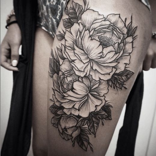 大腿上的粗边黑白花朵纹身图案