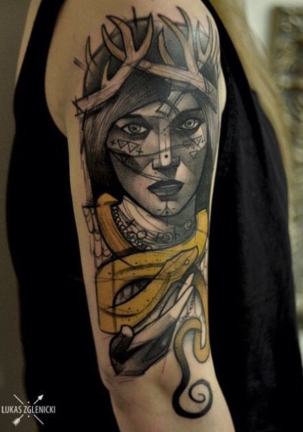 手臂素描风格彩色女人和蛇纹身图案