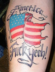 腿部彩色美国国旗与英文纹身图案