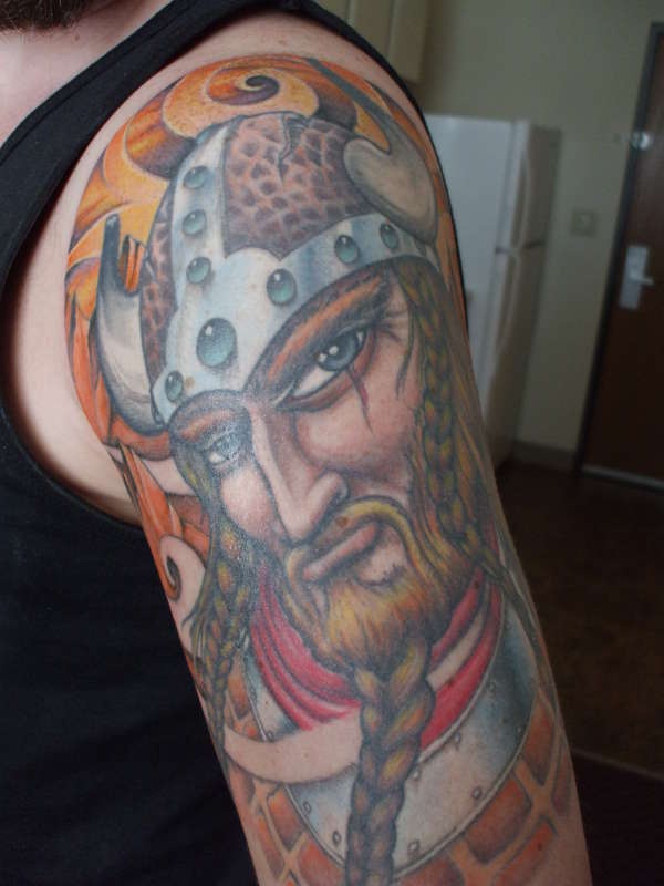 大臂编织胡须的维京战士彩色纹身图案