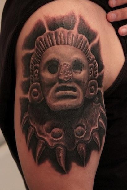 大臂异教神像头部纹身图案