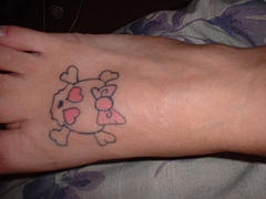 脚背彩色卡通凯蒂猫纹身图案