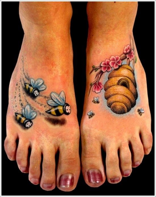 脚背可爱的蜜蜂飞向蜂巢纹身图案