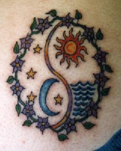 腿部彩色太阳和月亮花纹纹身图案