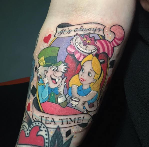 小臂爱丽丝梦游仙境童话和英文字母纹身图案