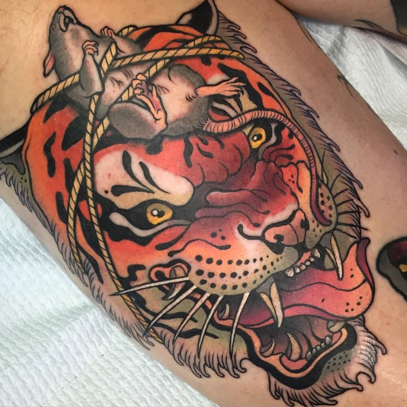 很有趣的彩色老虎头上绑老鼠纹身图案