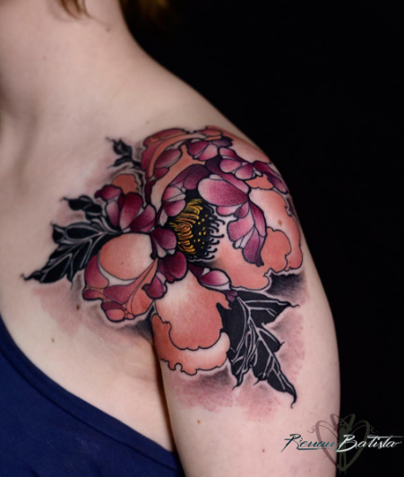 女性肩部自然彩色大花纹身图案