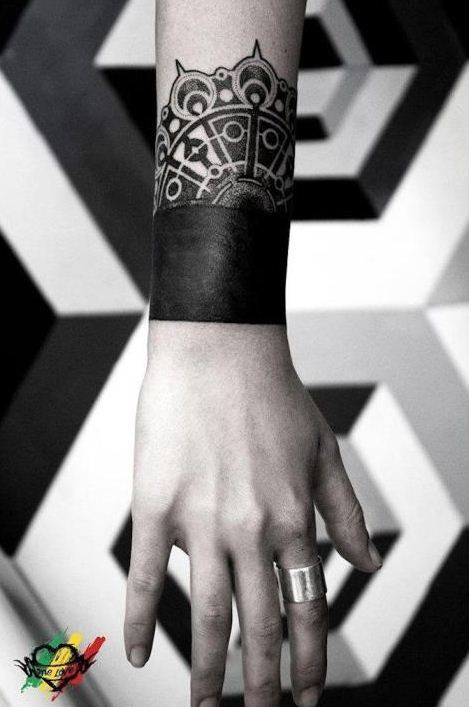 手腕黑色手环和梵花纹身图案