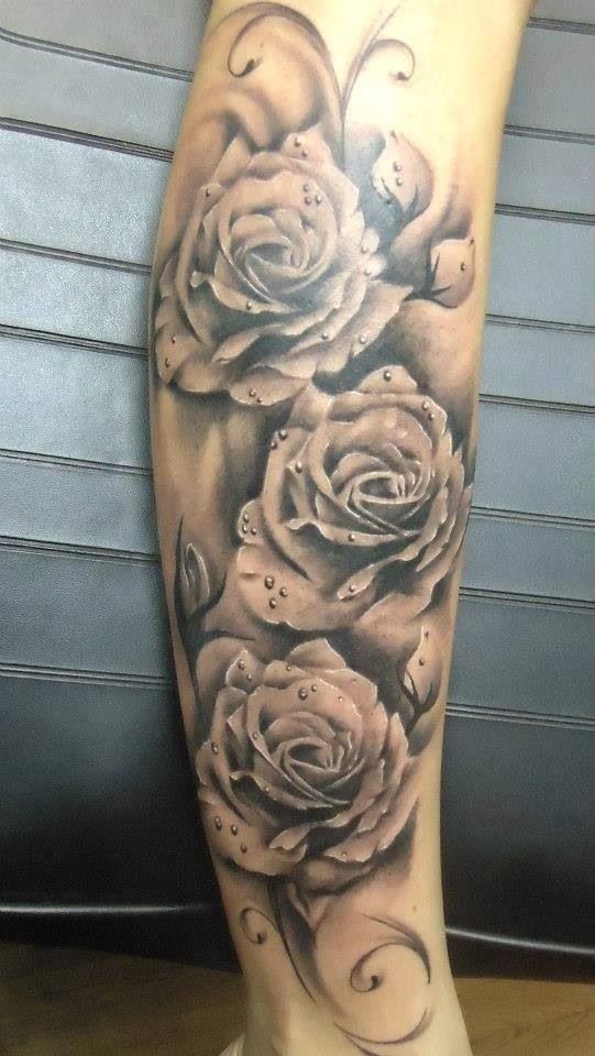 腿部灰色逼真的玫瑰与水滴纹身图案