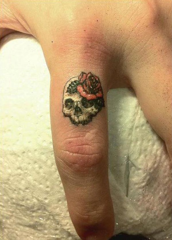 手指戴花朵的骷髅纹身图案