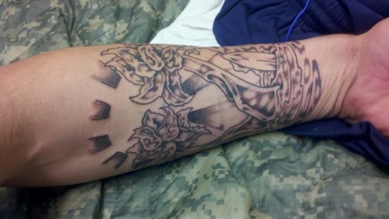 手臂有趣的灰色墨水花纹身图案