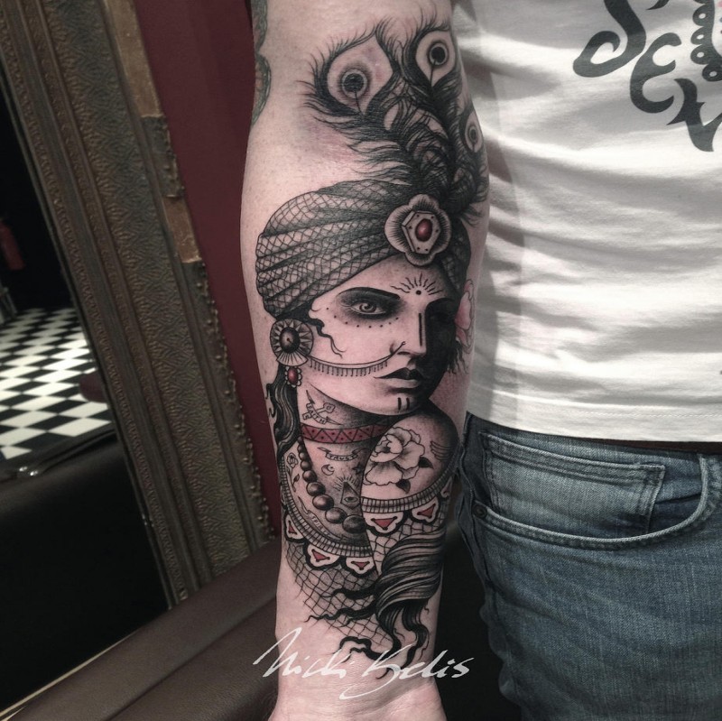 手臂神秘女人与华丽的帽子纹身图案